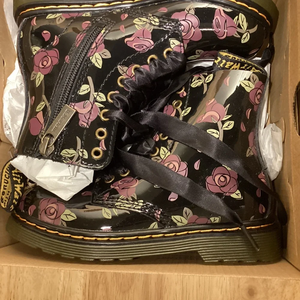 Dr. Martens Child Black Floral Combat Boots sz 11 in box - Picture 2 of 11